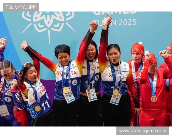 特奥运动员赛前互系鞋带，协作精神超越竞技成绩本身